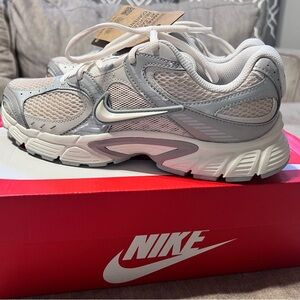 NIKE V5 RNR - Women - Oatmeal/Pale Ivory